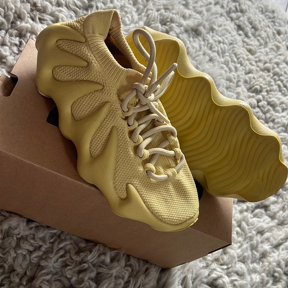 New Yeezys from confirmed app size 4 in men 5.5 woman